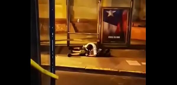  Pillo a chico haciendo una mamada a su amigo en plena calle de Santiago de Chile